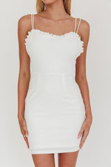 Minivestido blanco Cher Frill Neckline con doble tirante