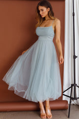 Vestido midi de malla con escote plisado Floating By en color salvia