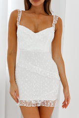 Vestido de malla con lunares, cuello corazón y volantes La Vida blanco
