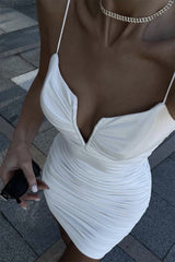 Minivestido blanco de tirantes finos con cuello de pico y fruncido "Good Vibes"