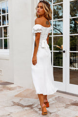 Vestido midi Linka con hombros descubiertos y lazo en la espalda blanco