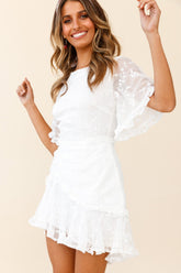 Vestido de manga corta Leona con volantes y bordado de hojas en blanco