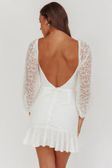 Vestido de renda branco com babados, decote com franzidos, manga bufante e barra fluida Halley