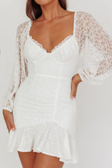 Vestido de renda branco com babados, decote com franzidos, manga bufante e barra fluida Halley