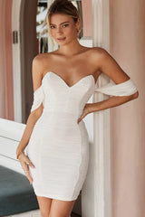 Vestido fruncido blanco Evelina con escote corazón y mangas drapeadas