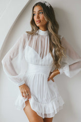 Vestido Mandalay blanco de manga larga con cuello alto y cintura elástica