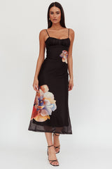 Vestido largo Nerida con busto fruncido, estampado floral negro
