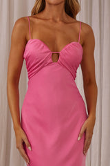 Vestido maxi fruncido de busto con efecto deslumbrante en rosa fuerte