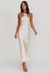 Vestido halter color champán con decoración floral High Roller