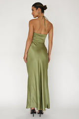 Vestido Halter Olive com Decoração Floral de Luxo