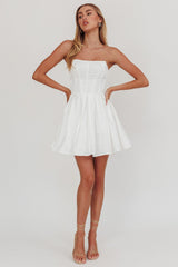 Minivestido acampanado sin tirantes Loveless en blanco roto