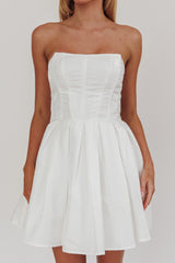 Minivestido acampanado sin tirantes Loveless en blanco roto