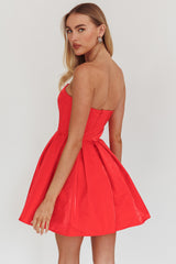 Minivestido Loveless acampanado sin tirantes, rojo