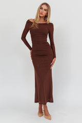 Vestido maxi de malla con hombros descubiertos In Blooms, color chocolate