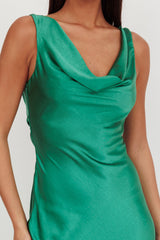 Vestido largo drapeado con espalda y cuello desbocado Cecilia, color esmeralda