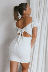 Minivestido Far Niente fruncido con lazo trasero blanco