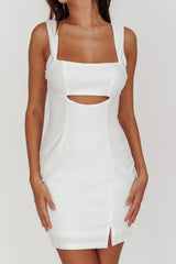 Minivestido blanco Move Maker con tirantes gruesos y recortes