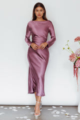 Vestido midi Loveland con espalda de capucha en color uva