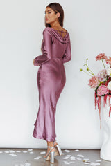 Vestido midi Loveland con espalda de capucha en color uva