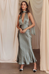 Vestido maxi Italia Azure con cuello halter y en color caqui