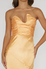 Vestido maxi con escote asimétrico Blaise color Albaricoque