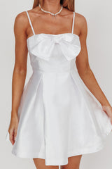 Vestido corto acampanado con lazo Love Talk en blanco