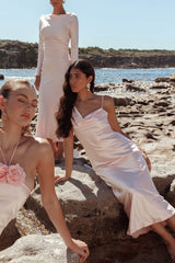 Vestido maxi de satén con cuello vuelto Treats en rosa bebé