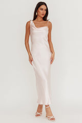 Vestido maxi de satén con cuello vuelto Treats en rosa bebé