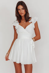 Vestido blanco fruncido con volantes en los hombros Lola