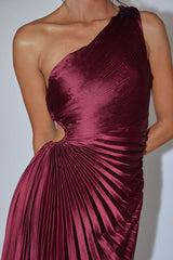 Vestido plisado acordeón de un solo hombro Brooklynn color vino
