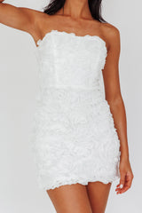 Vestido Curto "Charmer" com Flores Aplicadas Off-White