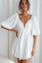 Minivestido blanco de manga abullonada con escote en V estructurado Always Dreaming