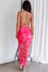 Vestido midi sin espalda Madelyn con estampado de rosas en rosa