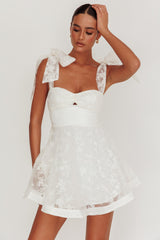 Vestido mini con ojo de cerradura y hombros anudados Oliana blanco