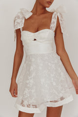 Vestido mini con ojo de cerradura y hombros anudados Oliana blanco