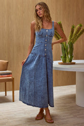 Vestido Maxi Jeans Pansy com Decote Canoa e Babado na Barra
