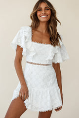 Vestido romántico de manga acampanada con espalda de cordones y relieve floral blanco