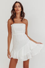 Vestido blanco sin tirantes con volantes superpuestos Candy