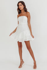 Vestido blanco sin tirantes con volantes superpuestos Candy