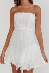 Vestido blanco sin tirantes con volantes superpuestos Candy
