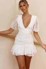 Vestido Blanco con Mangas Abullonadas y Volantes Anchos con Dobladillo de Flores de Cerezo