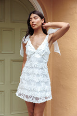 Minivestido blanco de Mykonos con hombros anudados y adornos