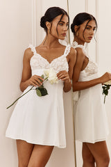 Minivestido Lakyn Lace com busto amarrado nas costas, cor marfim