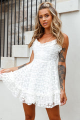 Vestido Blanco con Bordados Florales y Superposición de Volantes Summer Daze
