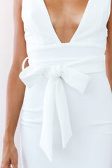 Vestido Blanco Corto con Volante y Tirantes Anchos Sorry Not Sorry