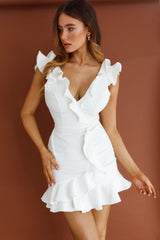 Vestido Jojo com Babados no Ombro e Decote Traseiro Branco
