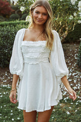 Illia Vestido con Volantes, Cuerpo Fruncido y Manga Tres Cuartos Abullonada Blanco