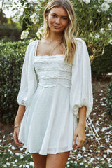 Illia Vestido con Volantes, Cuerpo Fruncido y Manga Tres Cuartos Abullonada Blanco