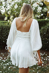 Illia Vestido con Volantes, Cuerpo Fruncido y Manga Tres Cuartos Abullonada Blanco
