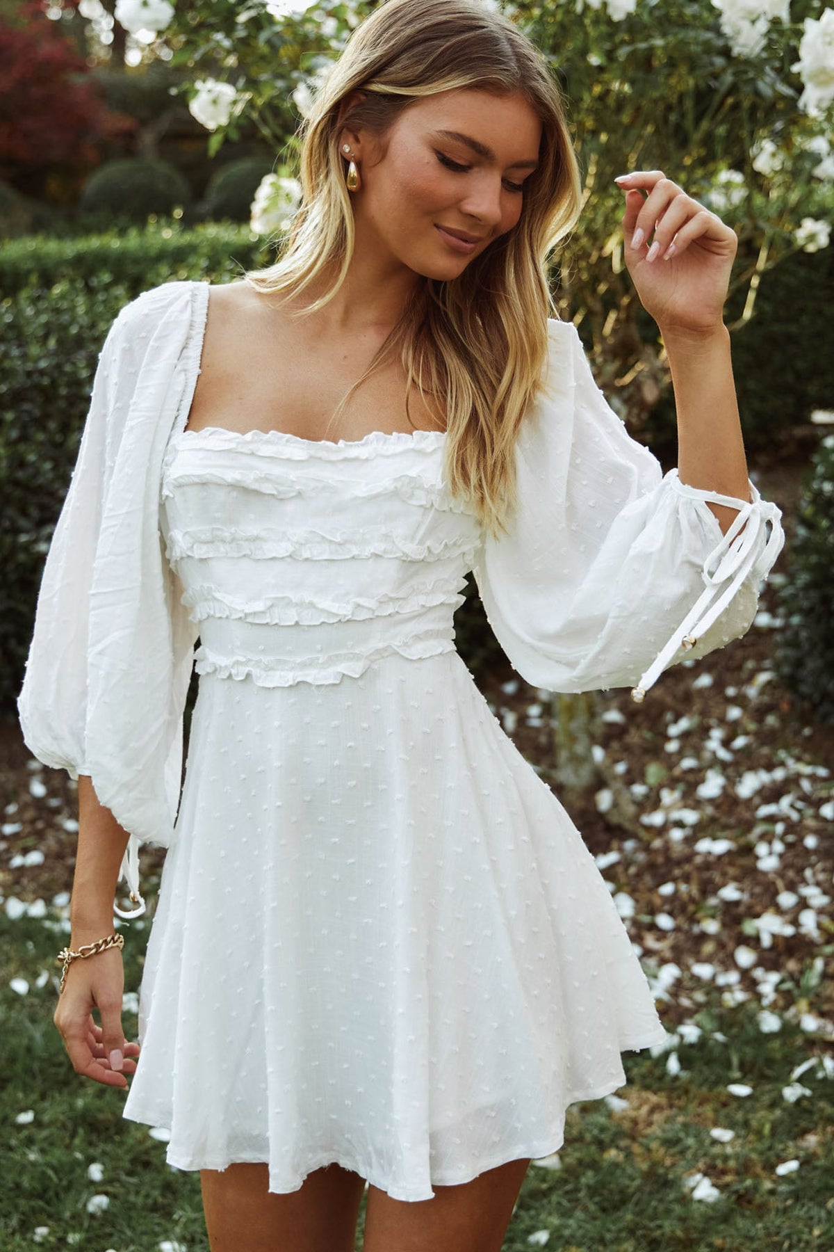 Illia Vestido con Volantes, Cuerpo Fruncido y Manga Tres Cuartos Abullonada Blanco